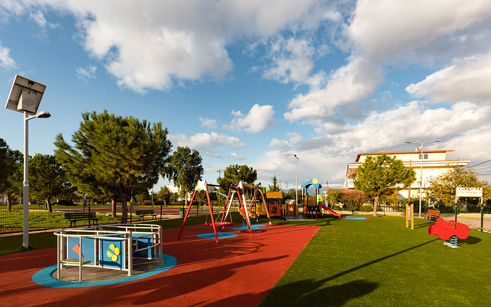 τρεις-παιδικές-χαρές-για-παιδιά-με-ειδ-561643858