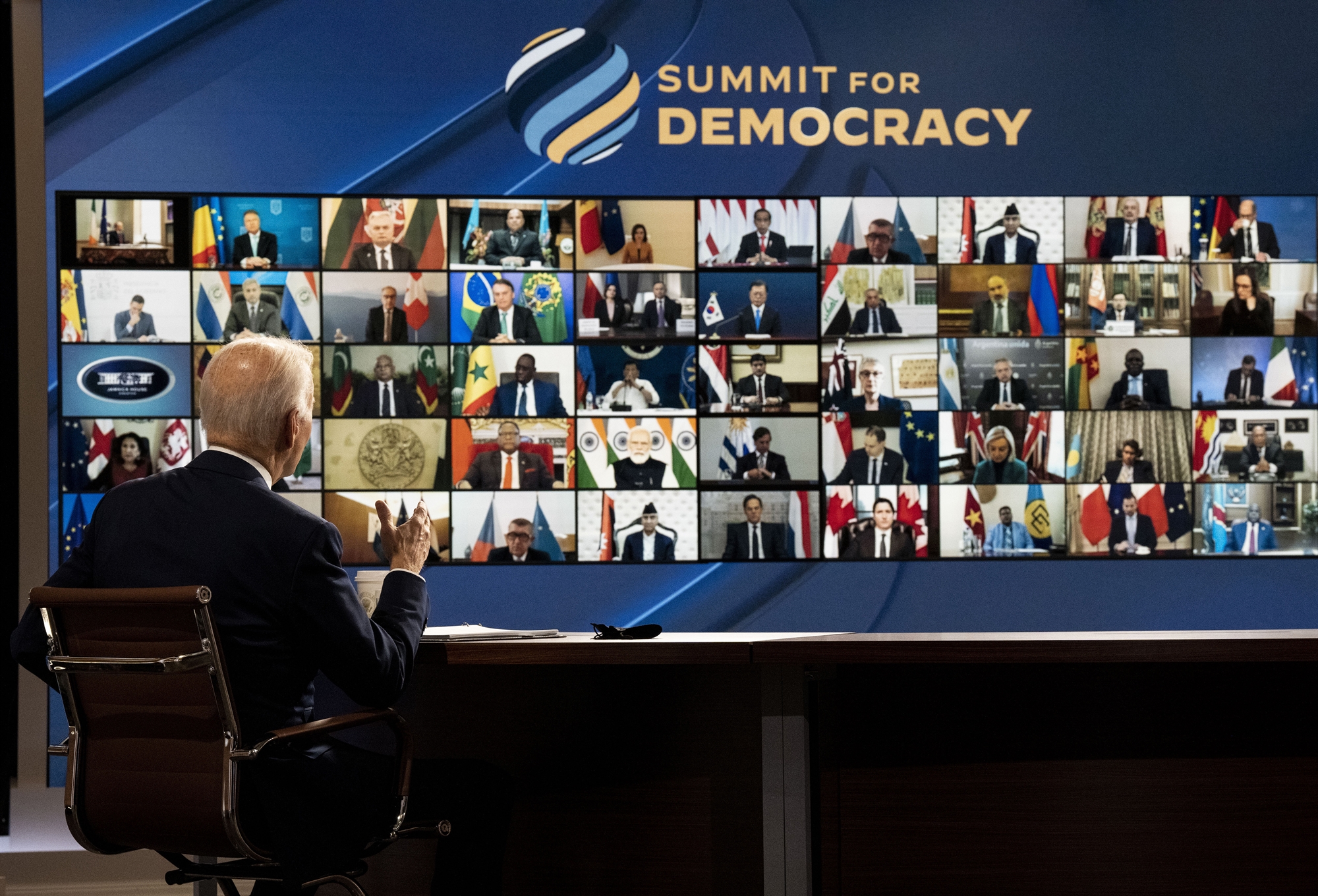 η-δημοκρατία-στο-επίκεντρο-561623368