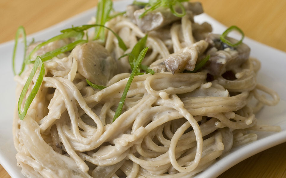 νουντλς-από-φαγόπυρο-πράσινες-φακές-ρ-561652627