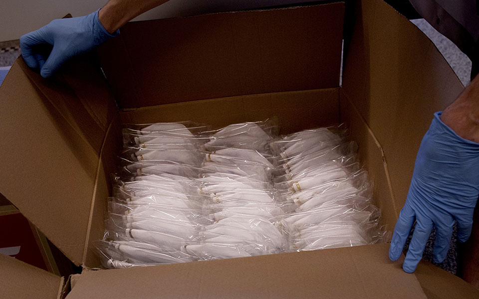 υπαν-στο-μικροσκόπιο-πάνω-από-16-e-shops-και-φυ-561646705