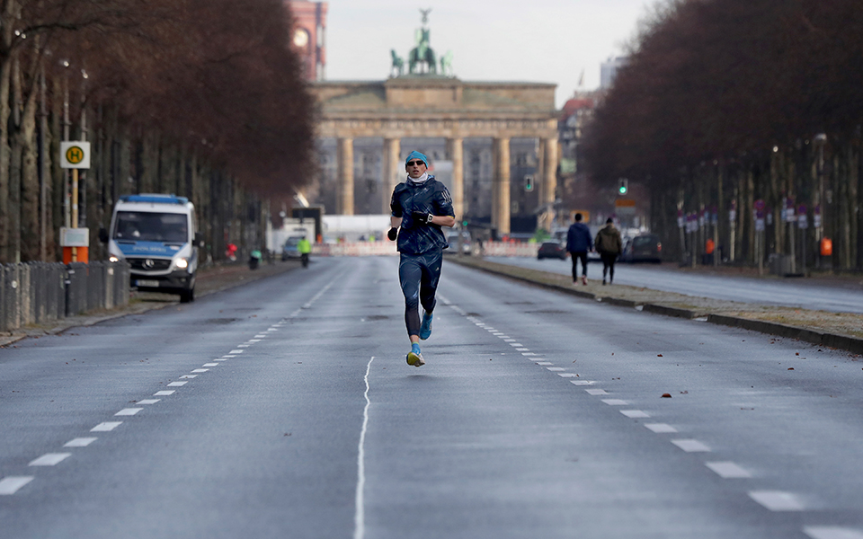Ο πλανήτης υποδέχεται το 2022 στη σκιά της μετάλλαξης Όμικρον-2
