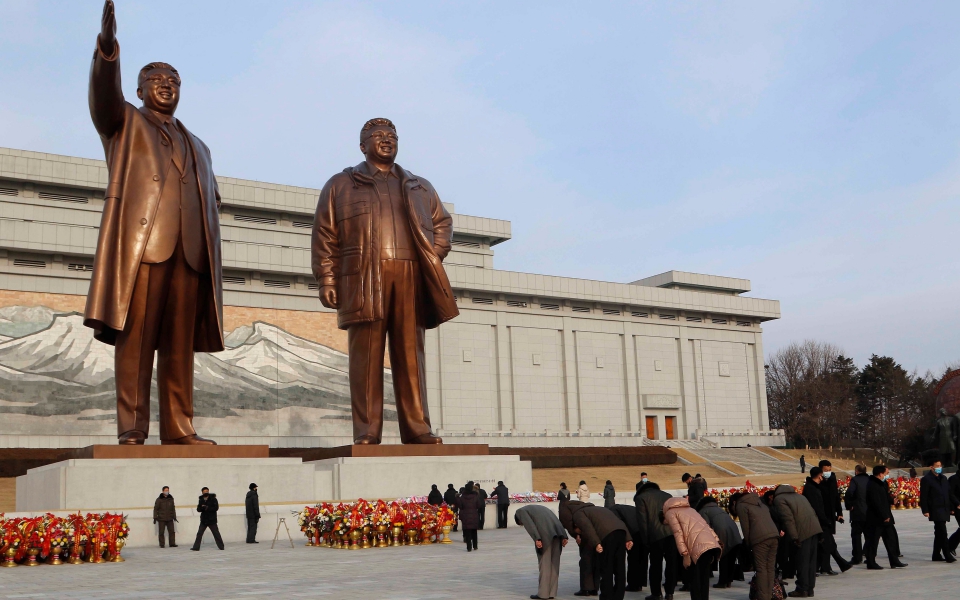 Βόρεια Κόρεα: Απαγόρευση γέλωτος (και σούπερ μάρκετ) για 11 ημέρες ως μνημόσυνο στον Κιμ Γιονγκ Ιλ-1