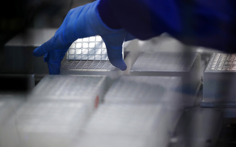 όμικρον-τρία-σενάρια-για-την-προέλε-561611908