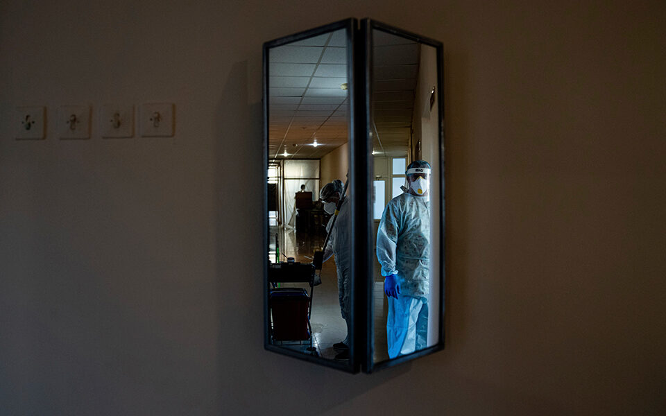 νέες-μελέτες-για-όμικρον-πόσο-αποτε-561646231