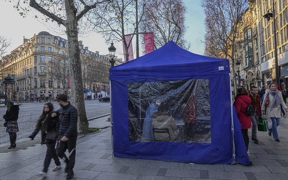 Η «Όμικρον» σαρώνει την Ευρώπη και ξαναγράφει τα ρεκόρ κρουσμάτων-2