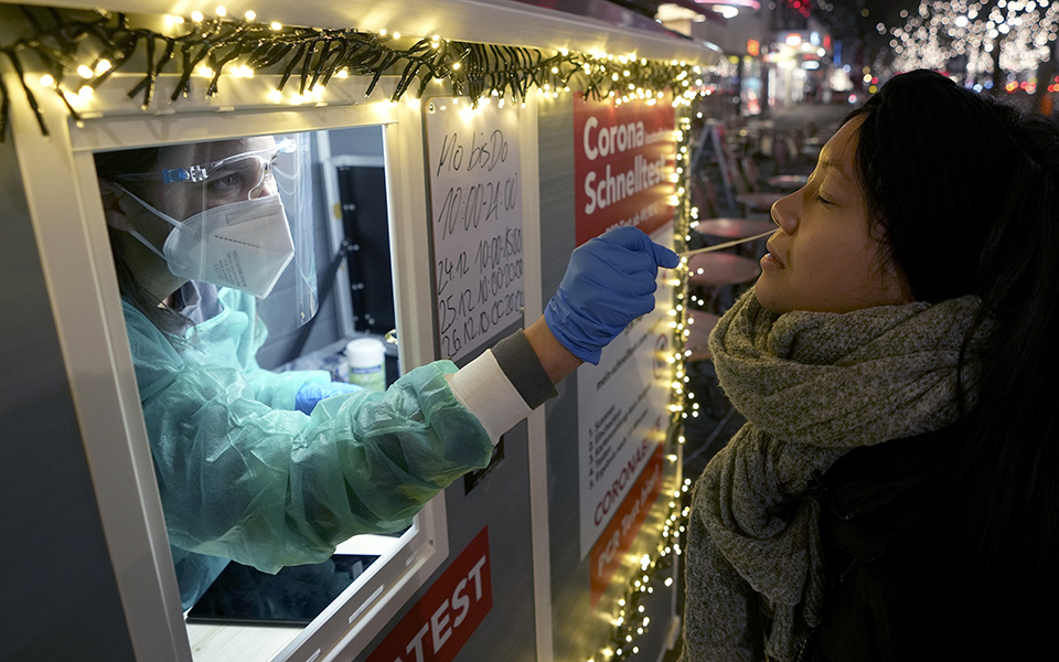 Η «Όμικρον» σαρώνει την Ευρώπη και ξαναγράφει τα ρεκόρ κρουσμάτων-1