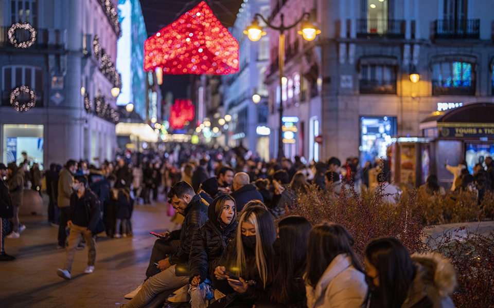 Η «Όμικρον» σαρώνει την Ευρώπη και ξαναγράφει τα ρεκόρ κρουσμάτων-5