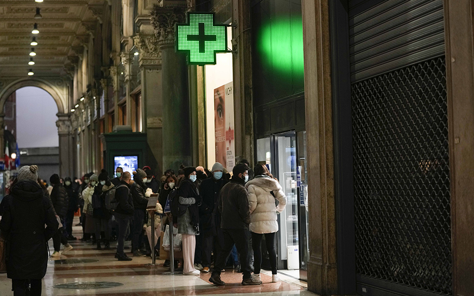 Η «Όμικρον» σαρώνει την Ευρώπη και ξαναγράφει τα ρεκόρ κρουσμάτων-3