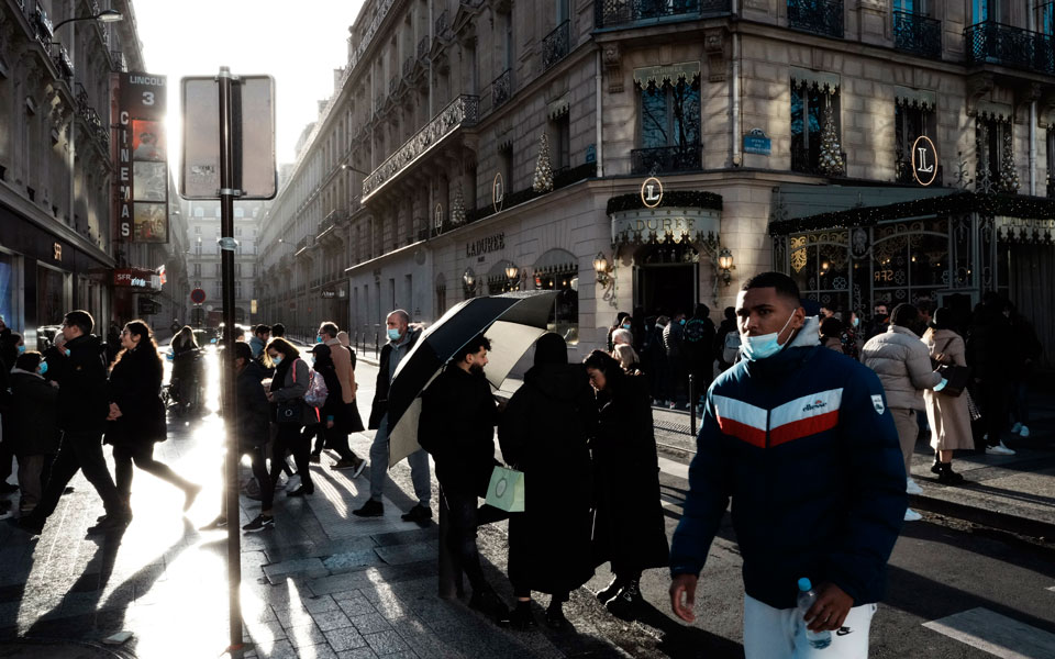 Κορωνοϊός: Στη δίνη της «Όμικρον» ο πλανήτης – Ρεκόρ κρουσμάτων φέρνει η νέα μετάλλαξη-1
