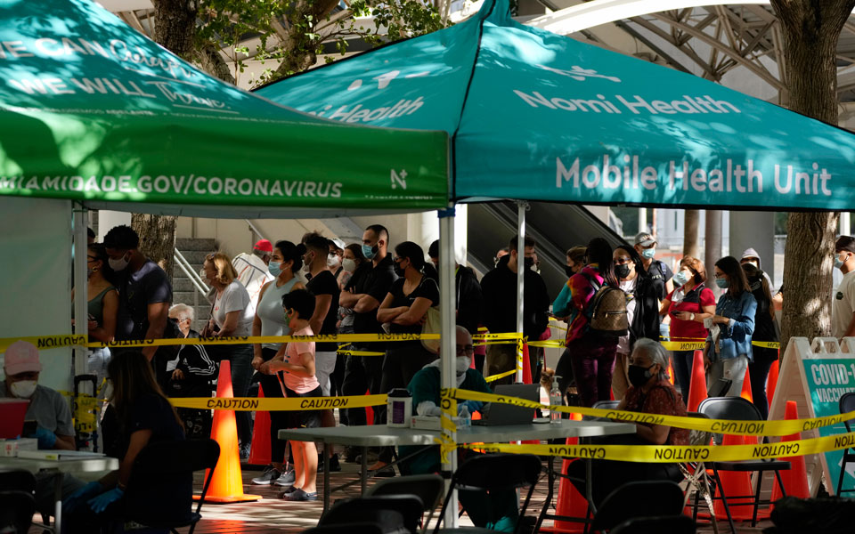 Κορωνοϊός: Στη δίνη της «Όμικρον» ο πλανήτης – Ρεκόρ κρουσμάτων φέρνει η νέα μετάλλαξη-3