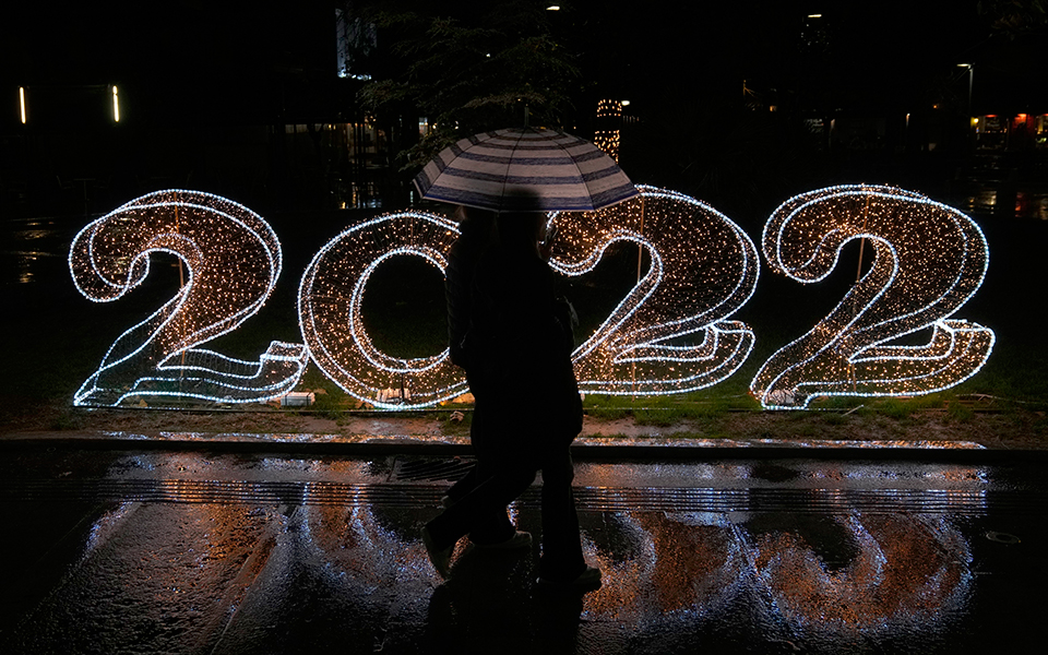 ο-πλανήτης-υποδέχεται-το-2022-στη-σκιά-της-561652612