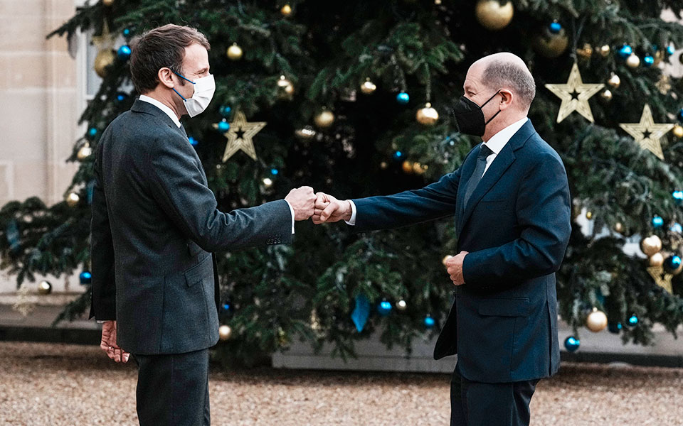 κόκκινο-χαλί-για-σολτς-από-μακρόν-στο-π-561626530