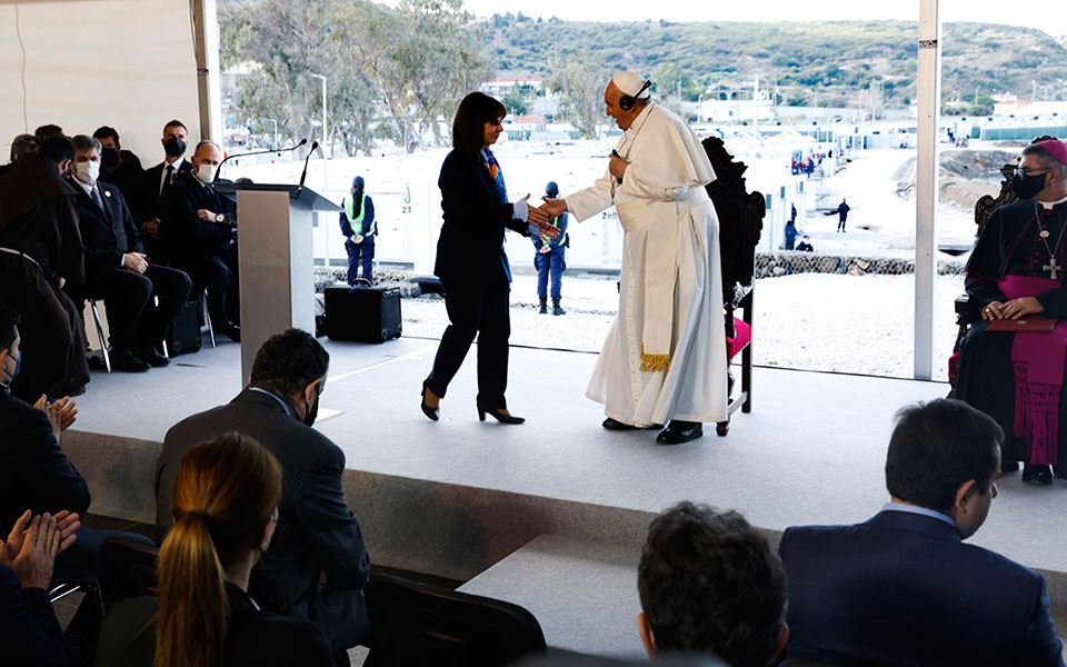 Στον προσφυγικό καταυλισμό της Λέσβου ο Πάπας-2