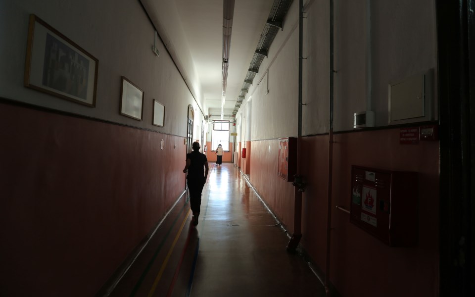 μόνος-στο-νοσοκομείο-γιατροί-και-νο-561645559