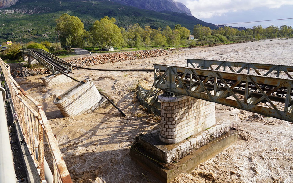 Εικόνες καταστροφής άφησε πίσω της η σφοδρή κακοκαιρία-1