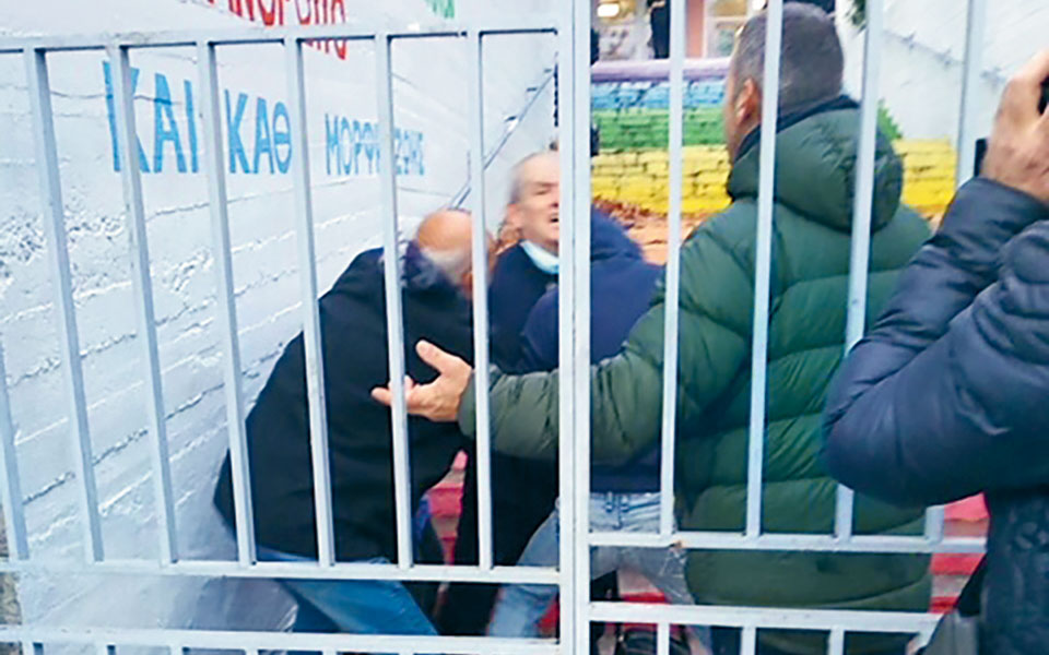 ο-φιλόλογος-που-απήχθη-από-τους-θεματ-561629335