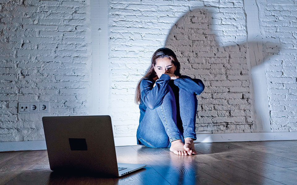 ο-εφιάλτης-της-εκδικητικής-πορνογραφ-561630925