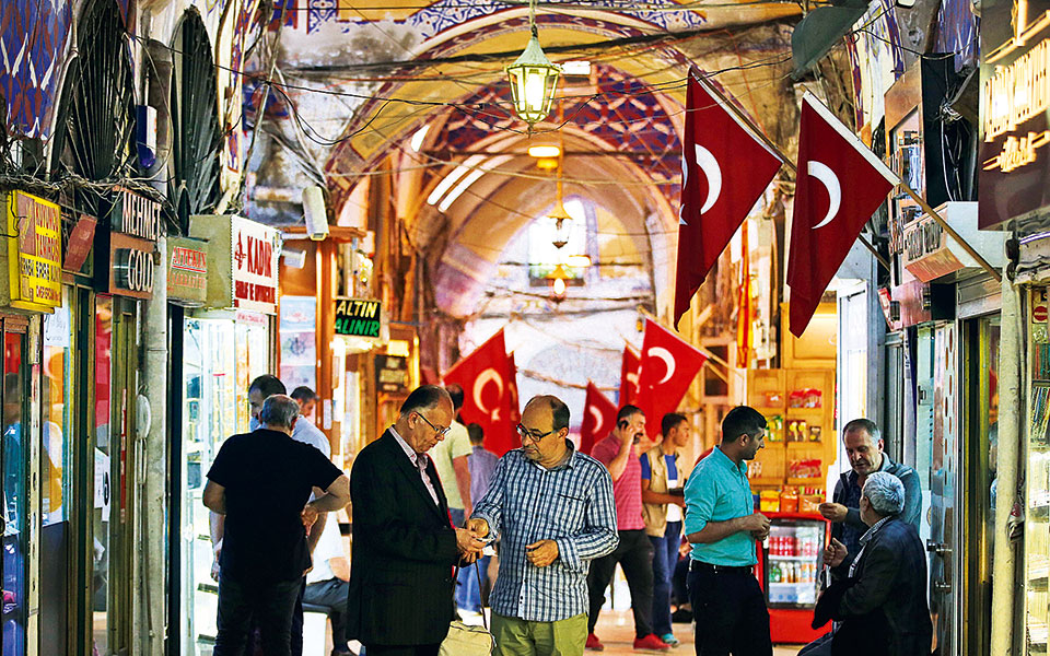 τουρκία-η-λίρα-συνεχίζει-να-κατρακυλά-561634198