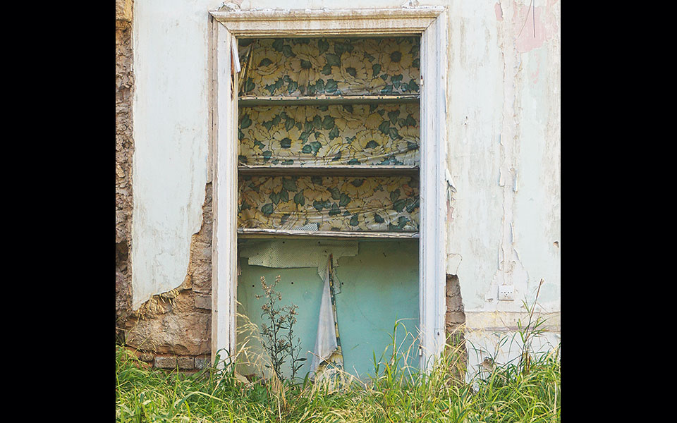 η-μετέωρη-πιατοθήκη-της-οδού-λεχόβου-561644950