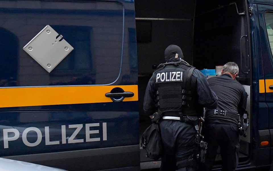 Γερμανία: Έφοδοι της αστυνομίας σε σπίτια αντιεμβολιαστών – Απειλούσαν τη ζωή του πρωθυπουργού της Σαξονίας-1