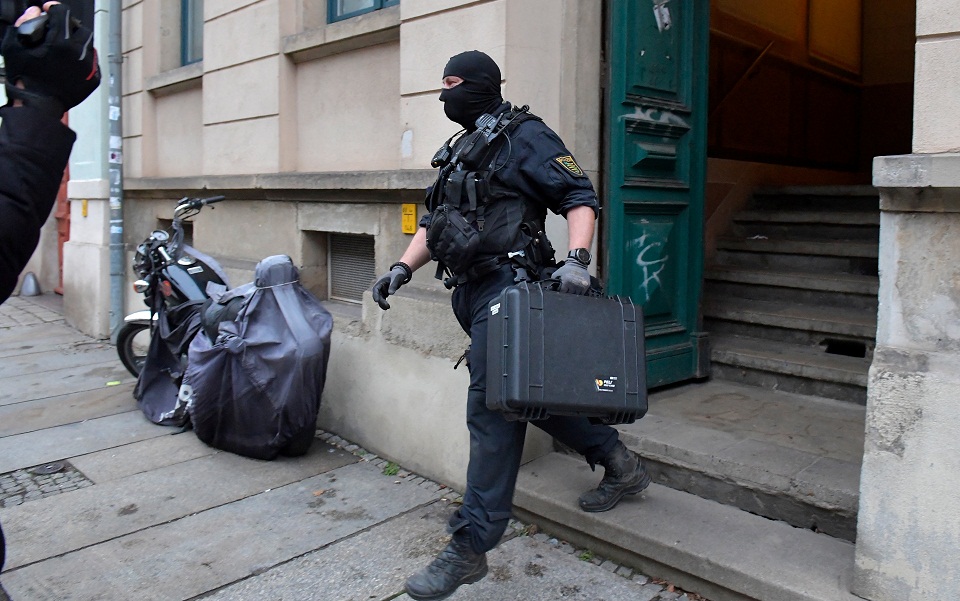 Γερμανία: Έφοδοι της αστυνομίας σε σπίτια αντιεμβολιαστών – Απειλούσαν τη ζωή του πρωθυπουργού της Σαξονίας-2