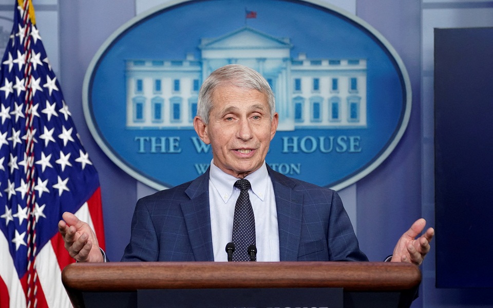 α-φάουτσι-ούτε-για-εμβολιασμένους-δεν-561643687