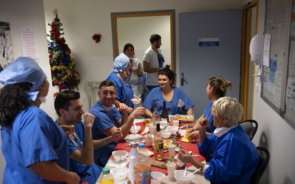 Γαλλία: Χριστούγεννα στην εντατική για ασθενείς, γιατρούς και νοσηλευτές (εικόνες)-8