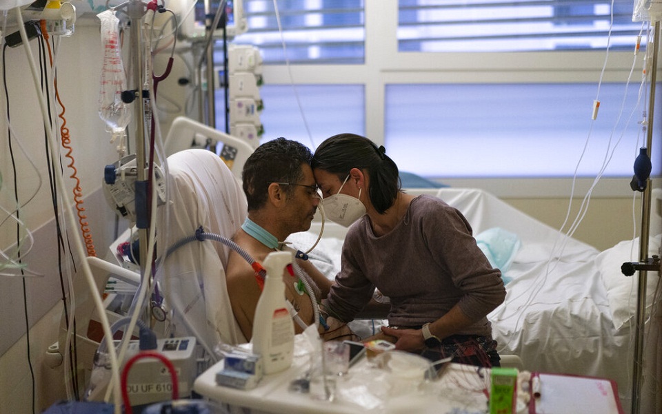 Γαλλία: Χριστούγεννα στην εντατική για ασθενείς, γιατρούς και νοσηλευτές (εικόνες)-4