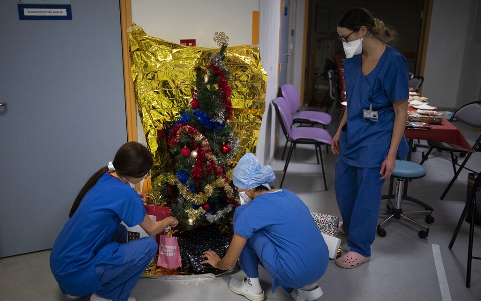 Γαλλία: Χριστούγεννα στην εντατική για ασθενείς, γιατρούς και νοσηλευτές (εικόνες)-3