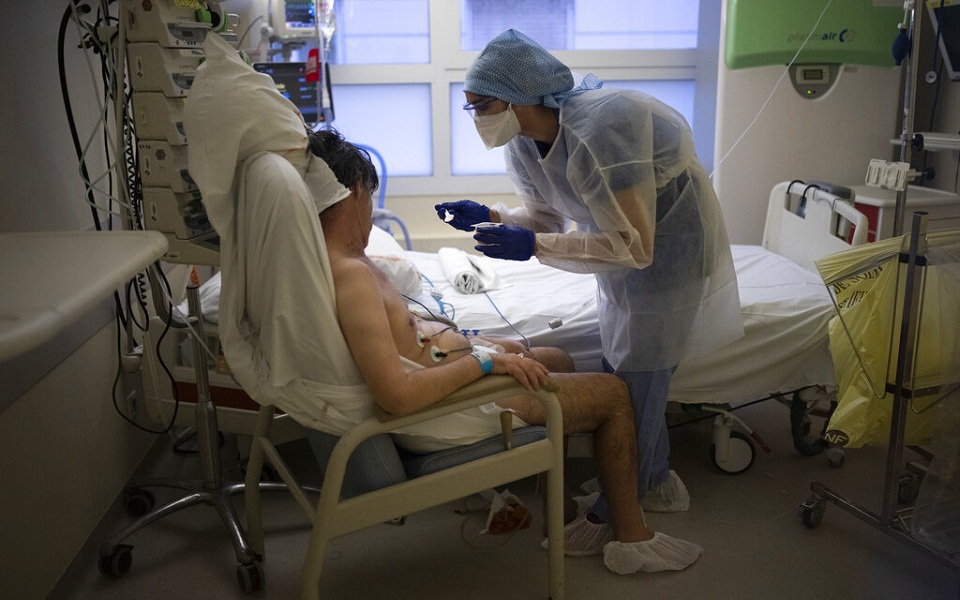 Γαλλία: Χριστούγεννα στην εντατική για ασθενείς, γιατρούς και νοσηλευτές (εικόνες)-1