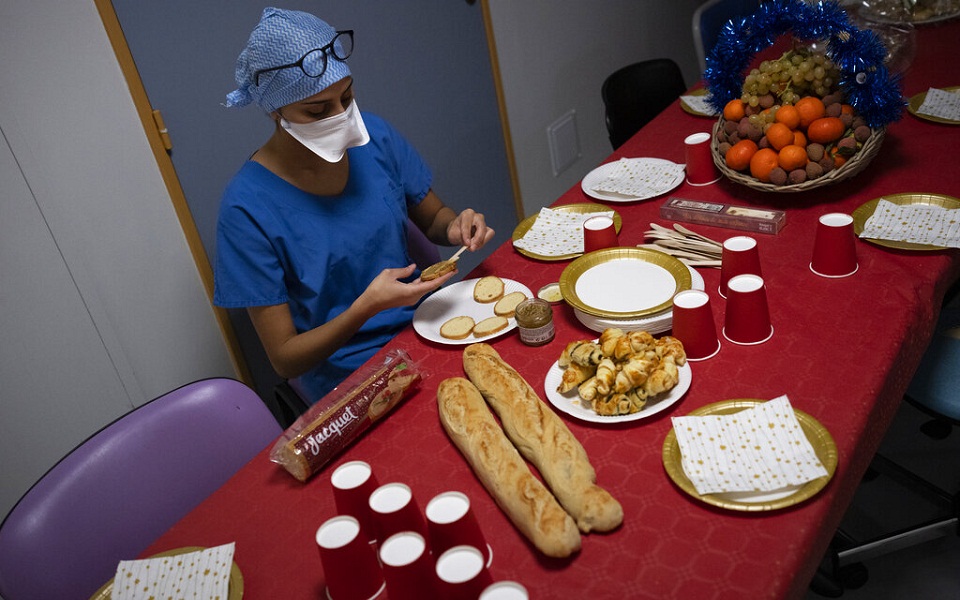 Γαλλία: Χριστούγεννα στην εντατική για ασθενείς, γιατρούς και νοσηλευτές (εικόνες)-2