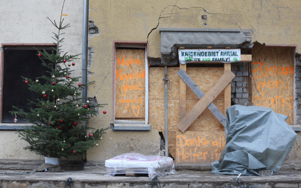 Γερμανία: Τα χωριά που πλημμύρισαν τον Ιούλιο φορούν ξανά τα γιορτινά τους (εικόνες)-1