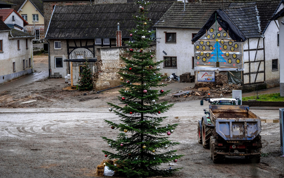 Γερμανία: Τα χωριά που πλημμύρισαν τον Ιούλιο φορούν ξανά τα γιορτινά τους (εικόνες)-4