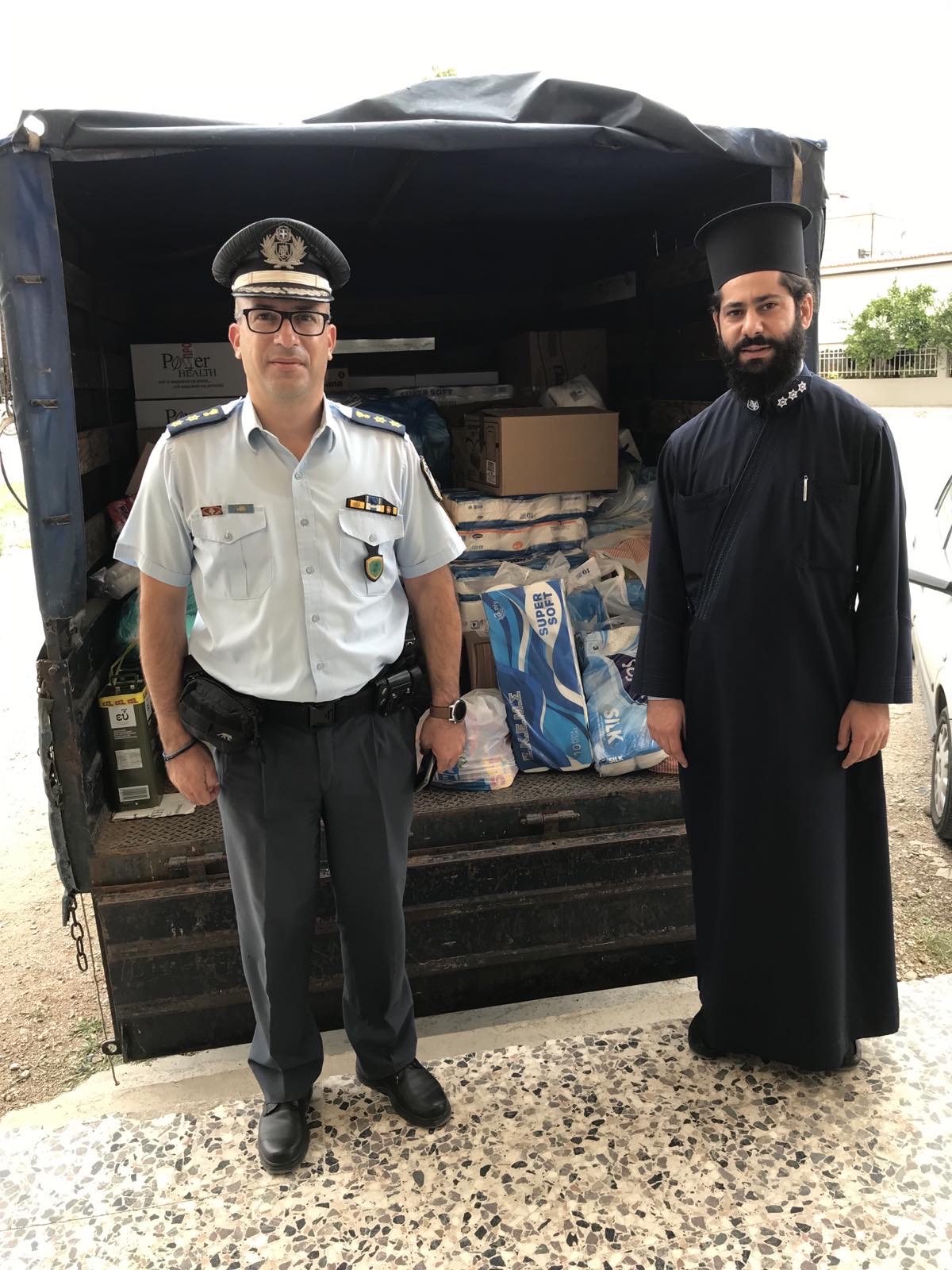 Προσφορά ειδών πρώτης ανάγκης των αστυνομικών στους πυρόπληκτους-2