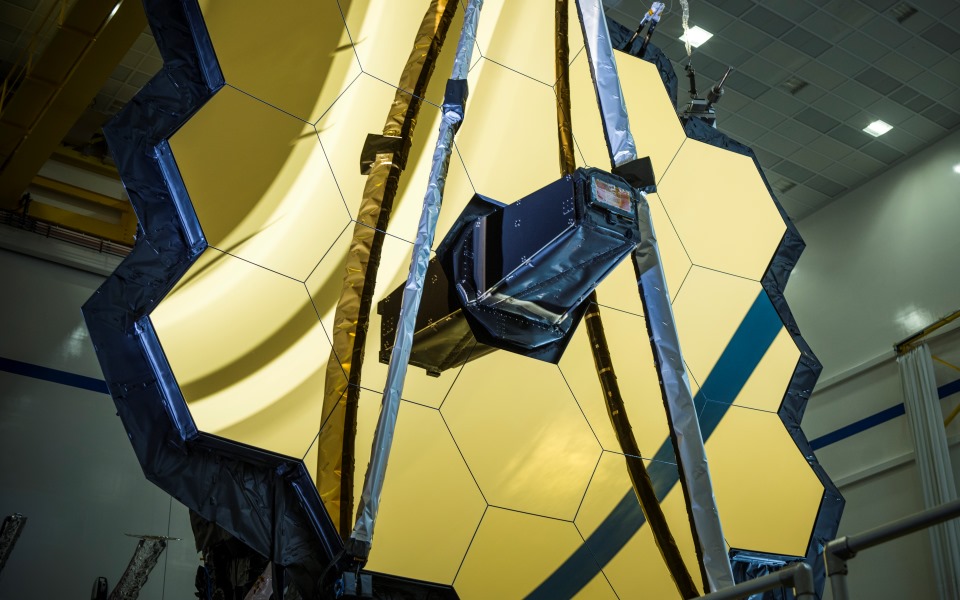 james-webb-istoriki-ektoxeysi-gia-to-diastimiko-tileskopio-poy-tha-voytixei-sto-parelthon-toy-sympantos2