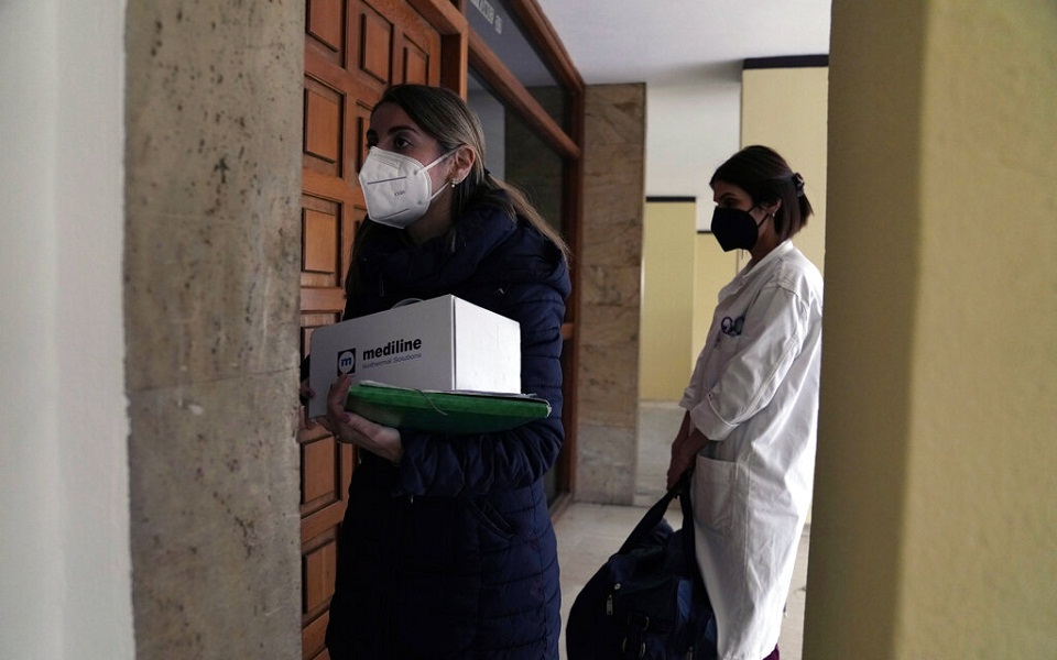 Τρίτη δόση: Εμβολιασμοί κατ’ οίκον με… ταξί (εικόνες)-1