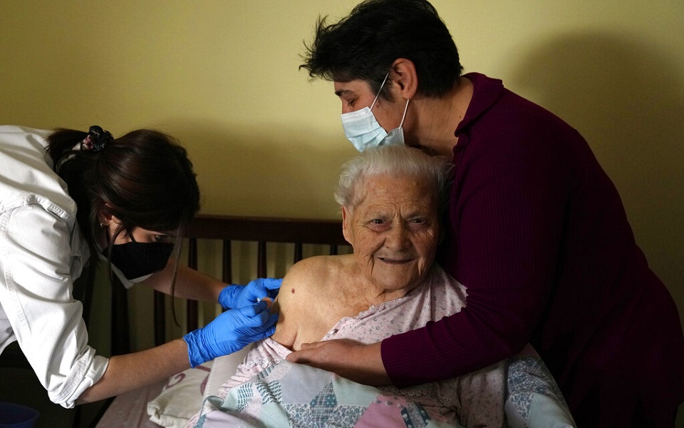 Ποιο εμβόλιο Covid-19 έσωσε τις περισσότερες ζωές το 2021;-2