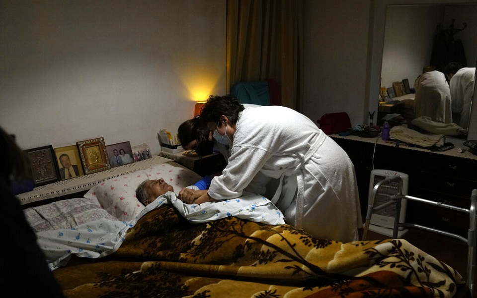 Τρίτη δόση: Εμβολιασμοί κατ’ οίκον με… ταξί (εικόνες)-7