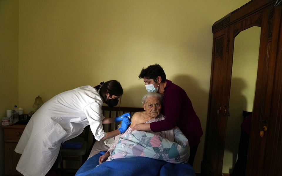 Τρίτη δόση: Εμβολιασμοί κατ’ οίκον με… ταξί (εικόνες)-3