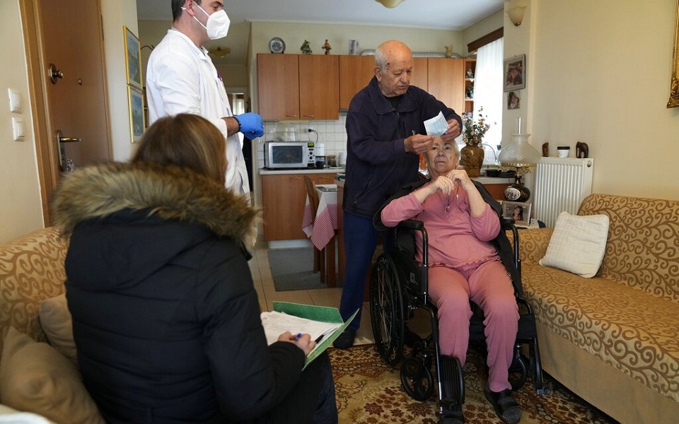 Τρίτη δόση: Εμβολιασμοί κατ’ οίκον με… ταξί (εικόνες)-2