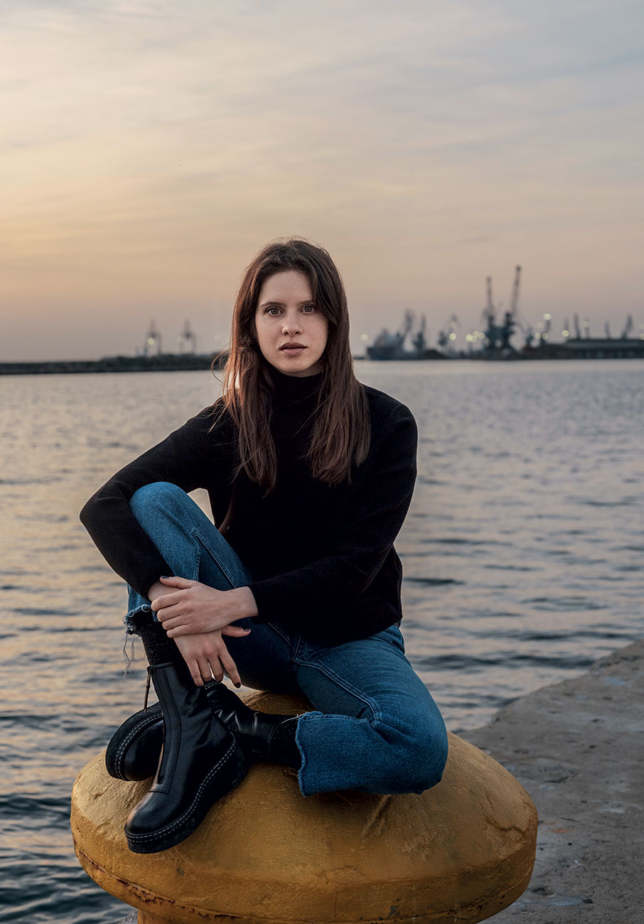 Δάφνη Πατακιά: «Οι φιλοδοξίες μου φτάνουν μέχρι τις κρίσεις πανικού»-1