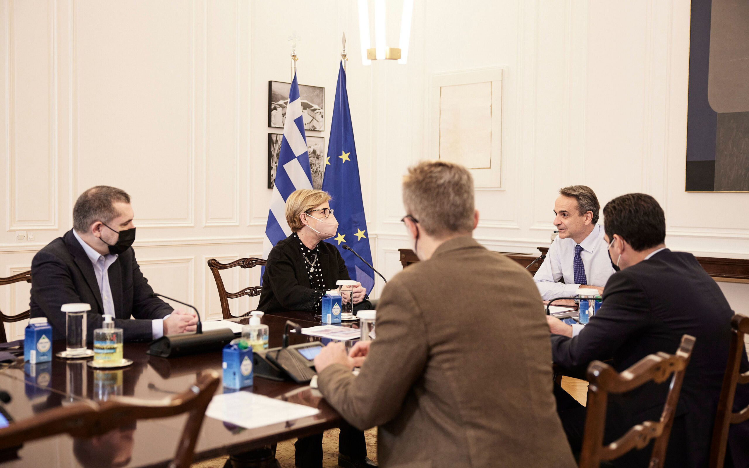 στην-άυλη-συνταγογράφηση-τα-αντιρετρ-561610315