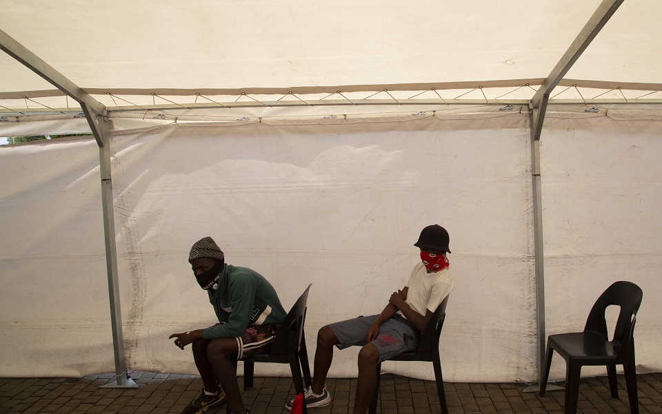 νότια-αφρική-μόλυνση-με-όμικρον-τετρα-561647863