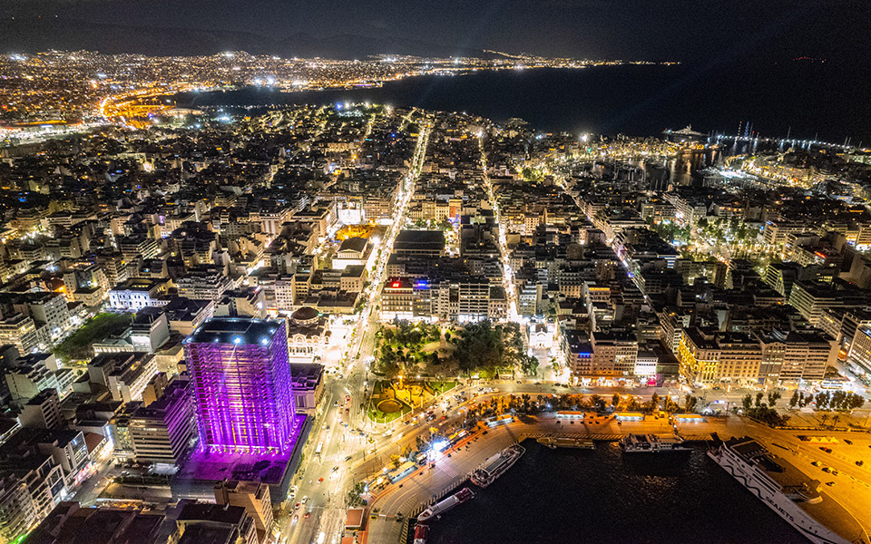 ο-πύργος-του-πειραιά-φωταγωγήθηκε-δημ-561632878