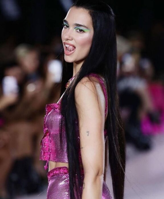 Ολόισια μαλλιά: Πώς θα τα πετύχετε στο σπίτι σαν επαγγελματίες;-1