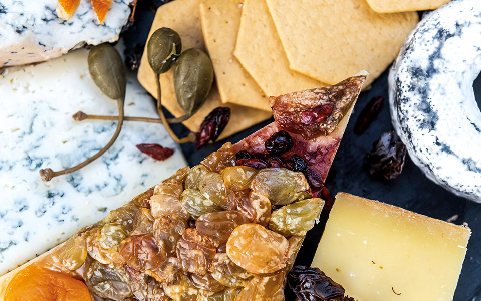 εδώ-αρχίζει-το-γιορτινό-τραπέζι-561644023