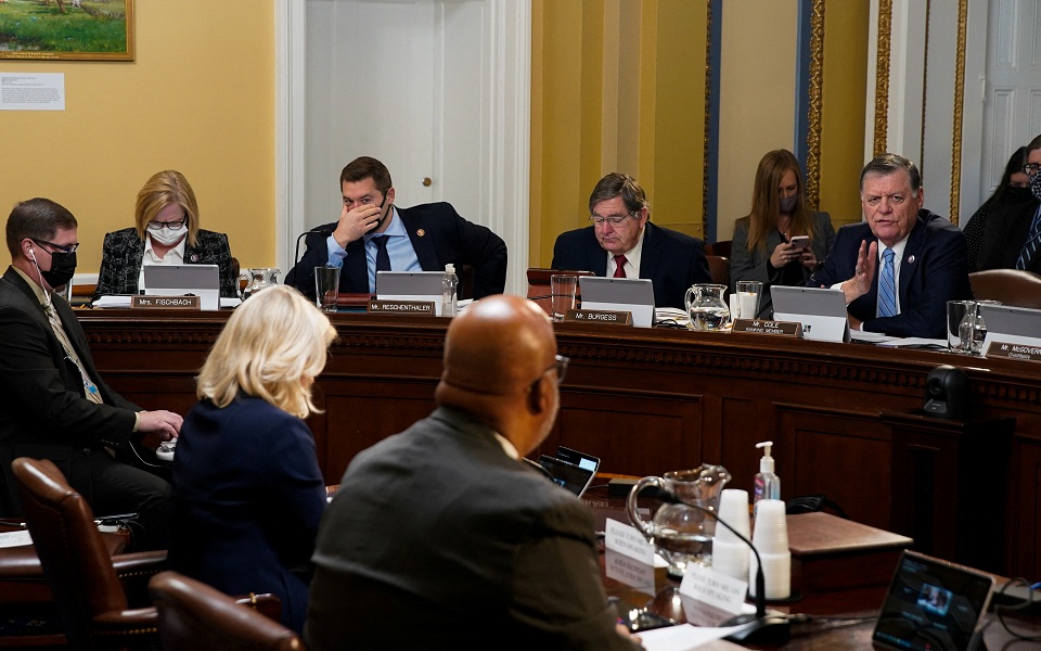 εισβολή-στο-καπιτώλιο-και-το-δεξί-χέρ-561630796