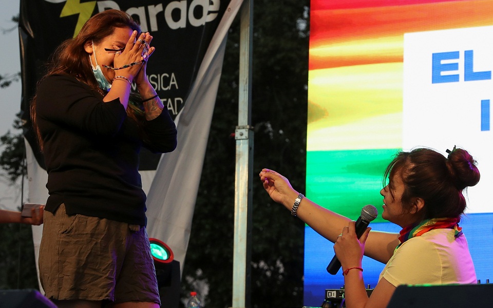 Χιλή: Εγκρίθηκε το νομοσχέδιο για τον γάμο ομόφυλων ζευγαριών (εικόνες)-1