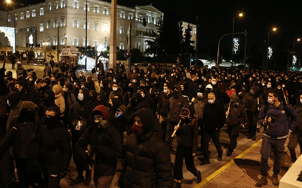 Πορεία μνήμης για τον Αλ. Γρηγορόπουλο: Μολότοφ και χημικά στη Θεσσαλονίκη-4
