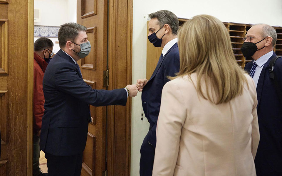 Μητσοτάκης – Ανδρουλάκης: Τι είπαν σε σύντομο τετ-α-τετ στη Βουλή-1